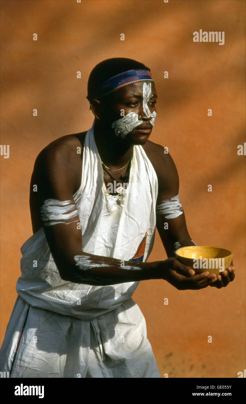 Eine traditionelle Pose von ein Ashanti Jugend "Angebot Trankopfer' zu den Vorfahren. Ashanti Region in Ghana. Stockfoto