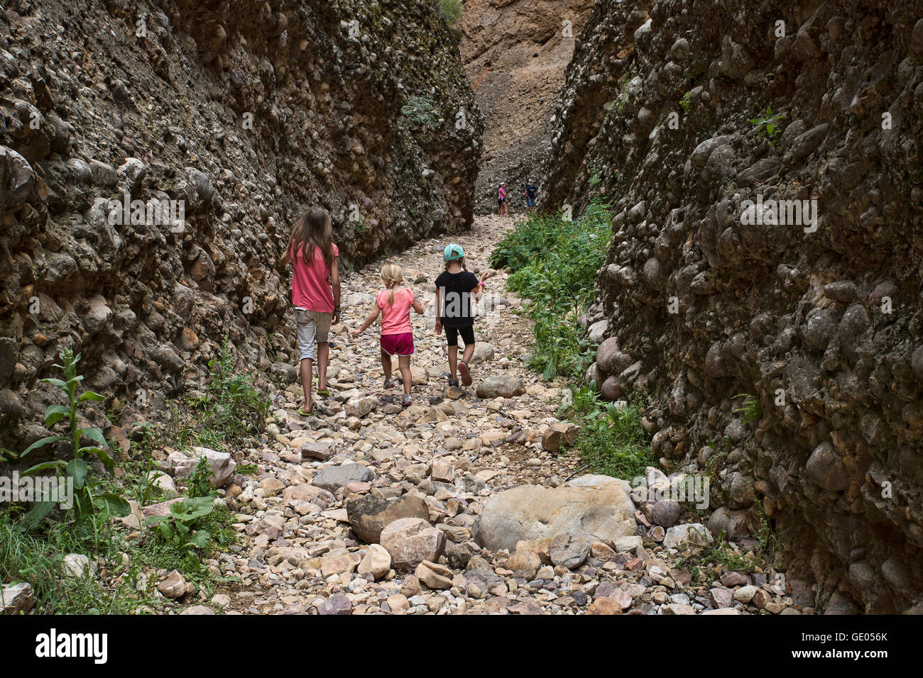 Junge Familie Wanderung Slot Box Canyon Trockenfluss. Utah Klettern Welt berühmtes Reiseziel, Ahorn-Canyon. Stockfoto