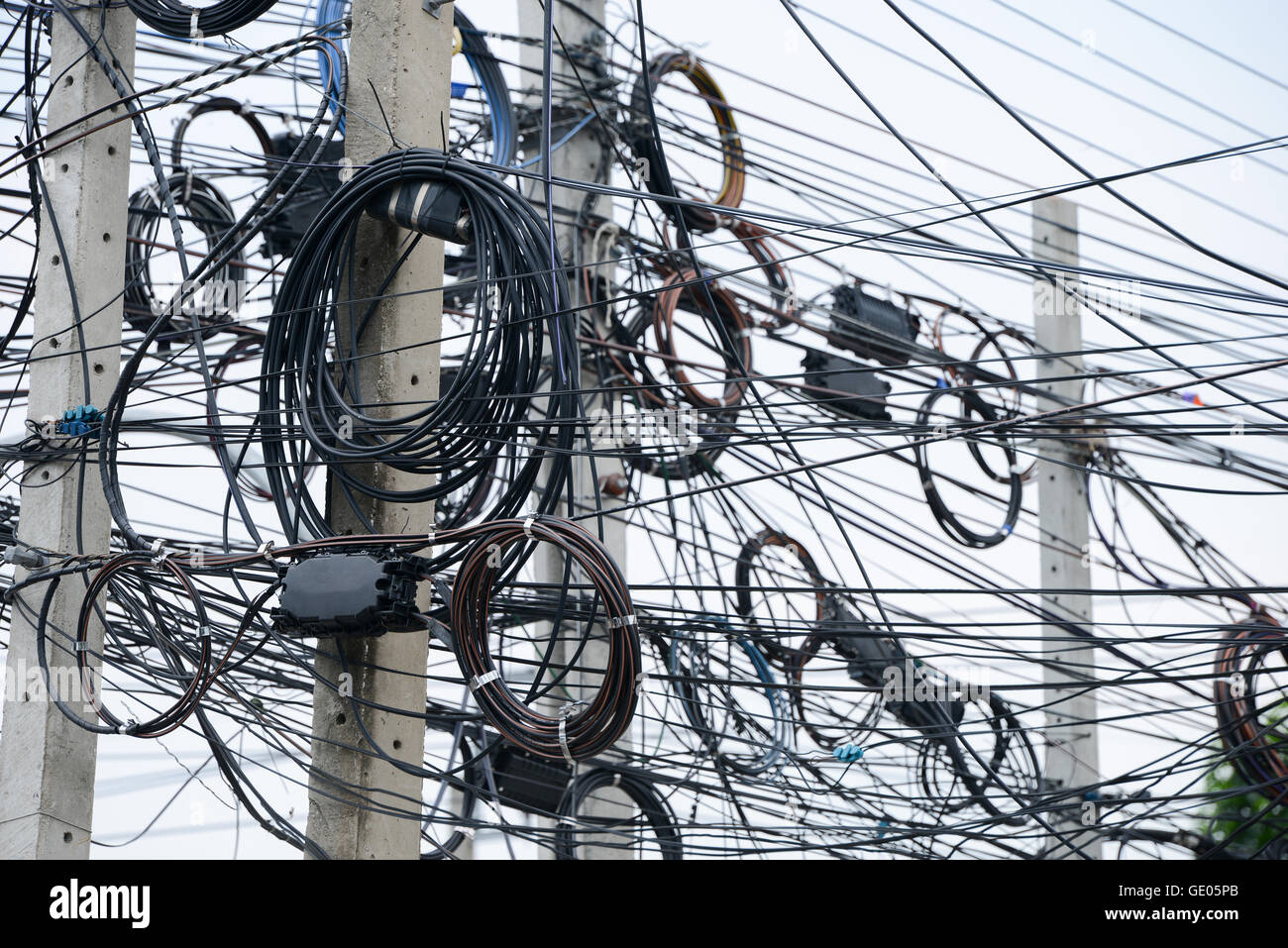 störende elektrische Kabel auf pole Stockfoto