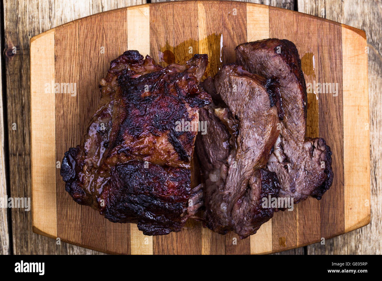 Hausgemachte gebratene Rindfleisch Schulter auf einem Holzbrett bereit zu essen, Ansicht von oben Stockfoto