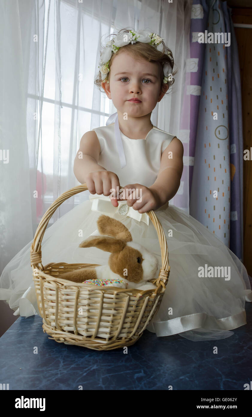 Porträt von einem kleinen Mädchen baby am Fenster Stockfoto