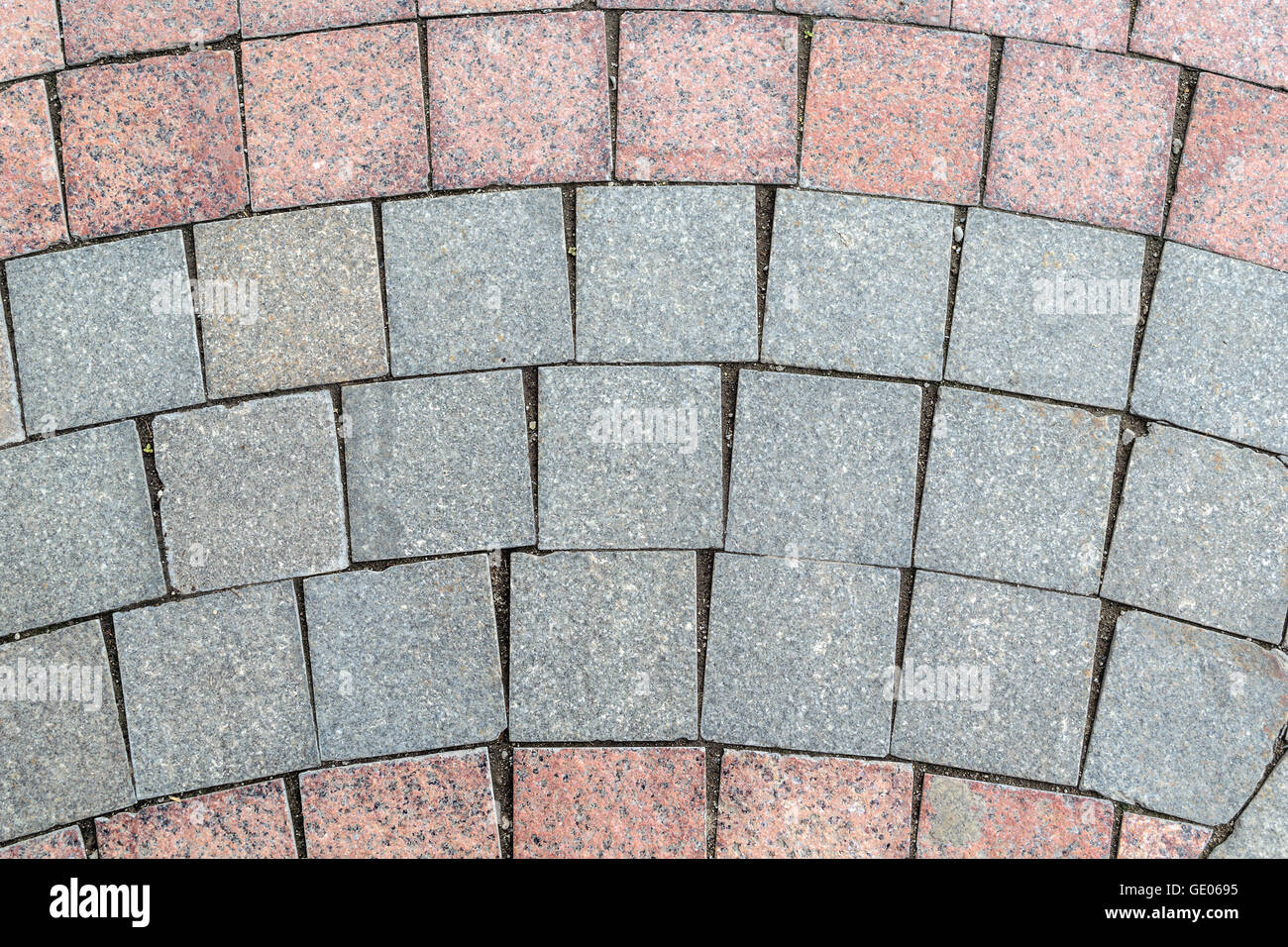 Detail des Belags, gesäumt von quadratischen Fliesen Keramik Granit Stockfoto