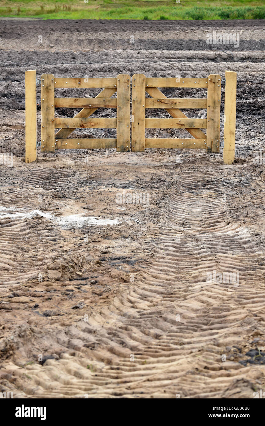 Neuen Holzzaun auf einer Brache Stockfoto