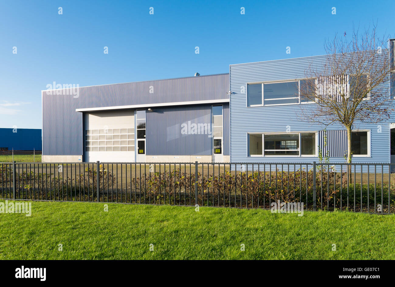 Außen von einem modernen Industriegebäude in den Niederlanden Stockfoto