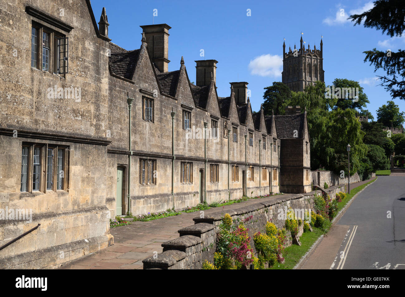Armenhäuser und St. James Church, Chipping Campden, Cotswolds, Gloucestershire, England, Vereinigtes Königreich, Europa Stockfoto