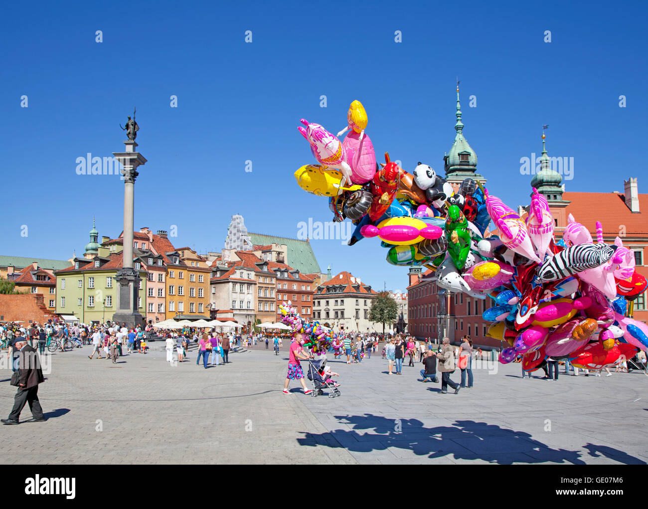 Sigismund Säule am Burgplatz gefüllt mit Touristen in der Altstadt in Warschau. Stockfoto