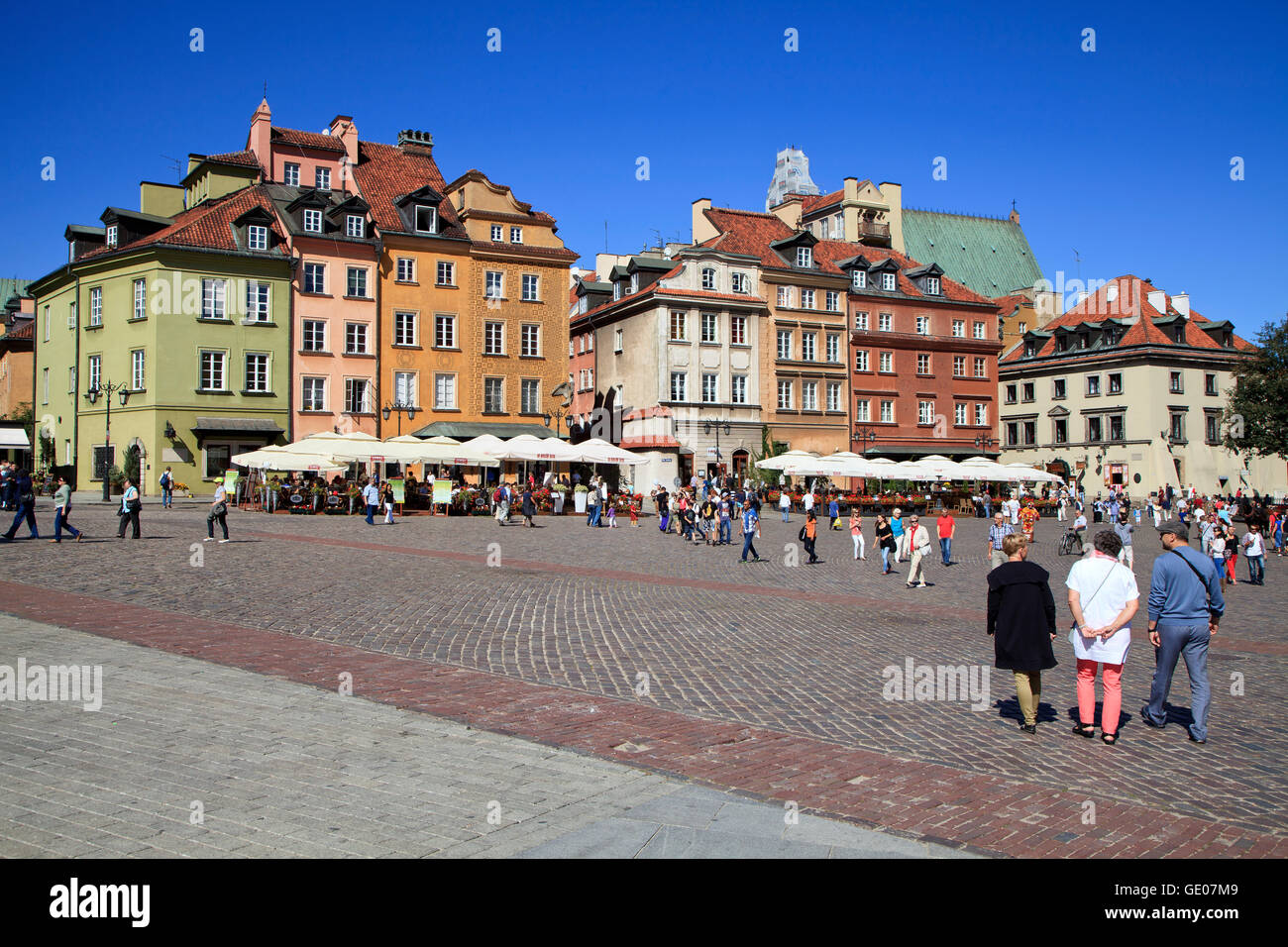 Sigismund Säule am Burgplatz gefüllt mit Touristen in der Altstadt in Warschau. Stockfoto