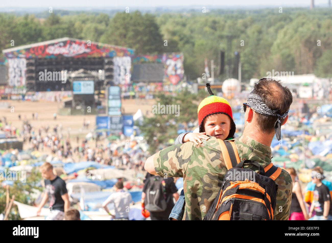 Mann mit Kind während der 21. Woodstock Festival Polen. Stockfoto