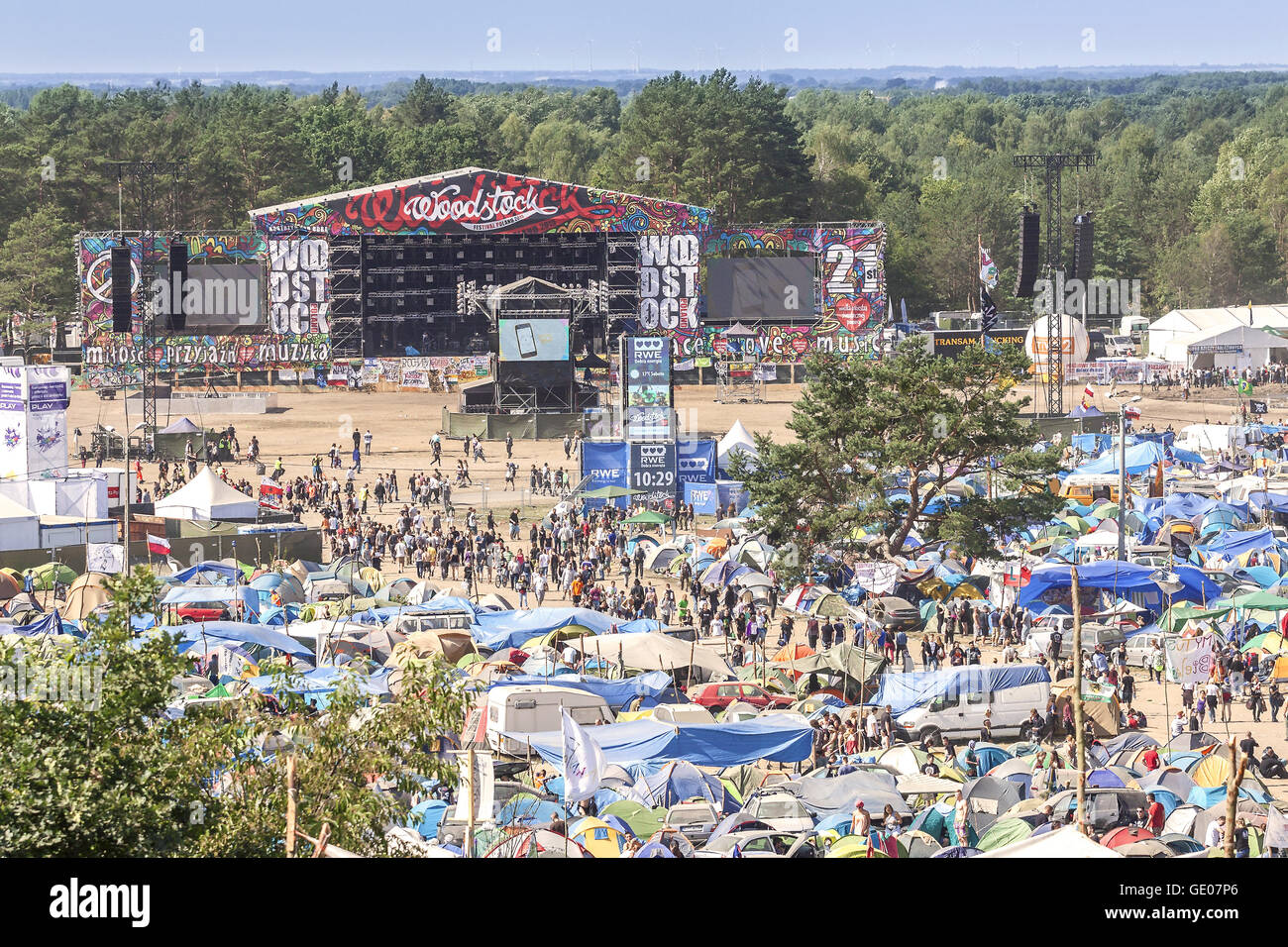 Gesamtansicht der Hauptbühne und Zelte in der 21. Woodstock Festival Polen. Stockfoto