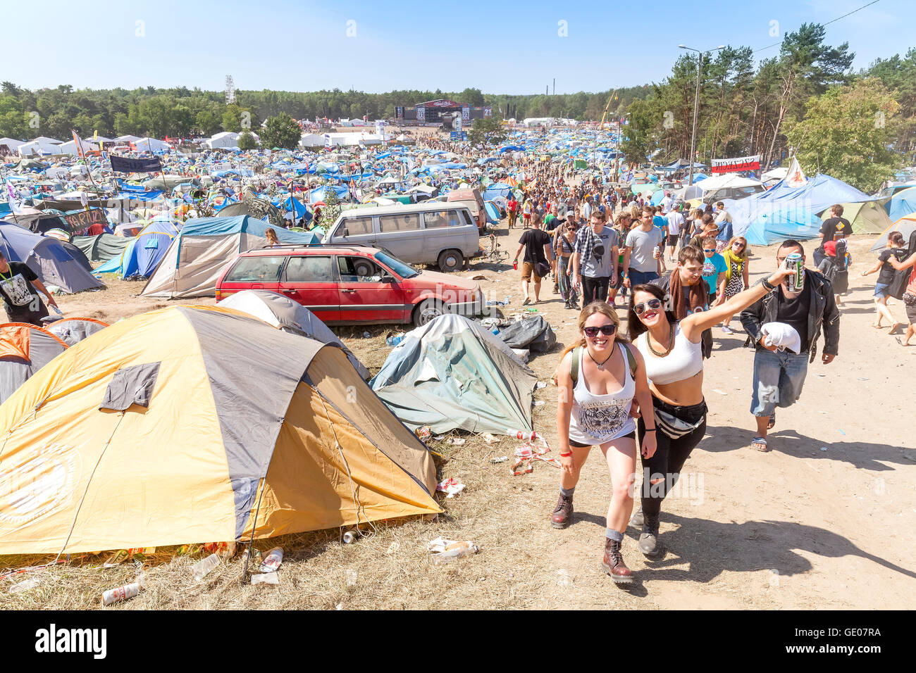 Glückliche Menschen auf dem 21. Woodstock Festival Polen (Przystanek Woodstock). Stockfoto