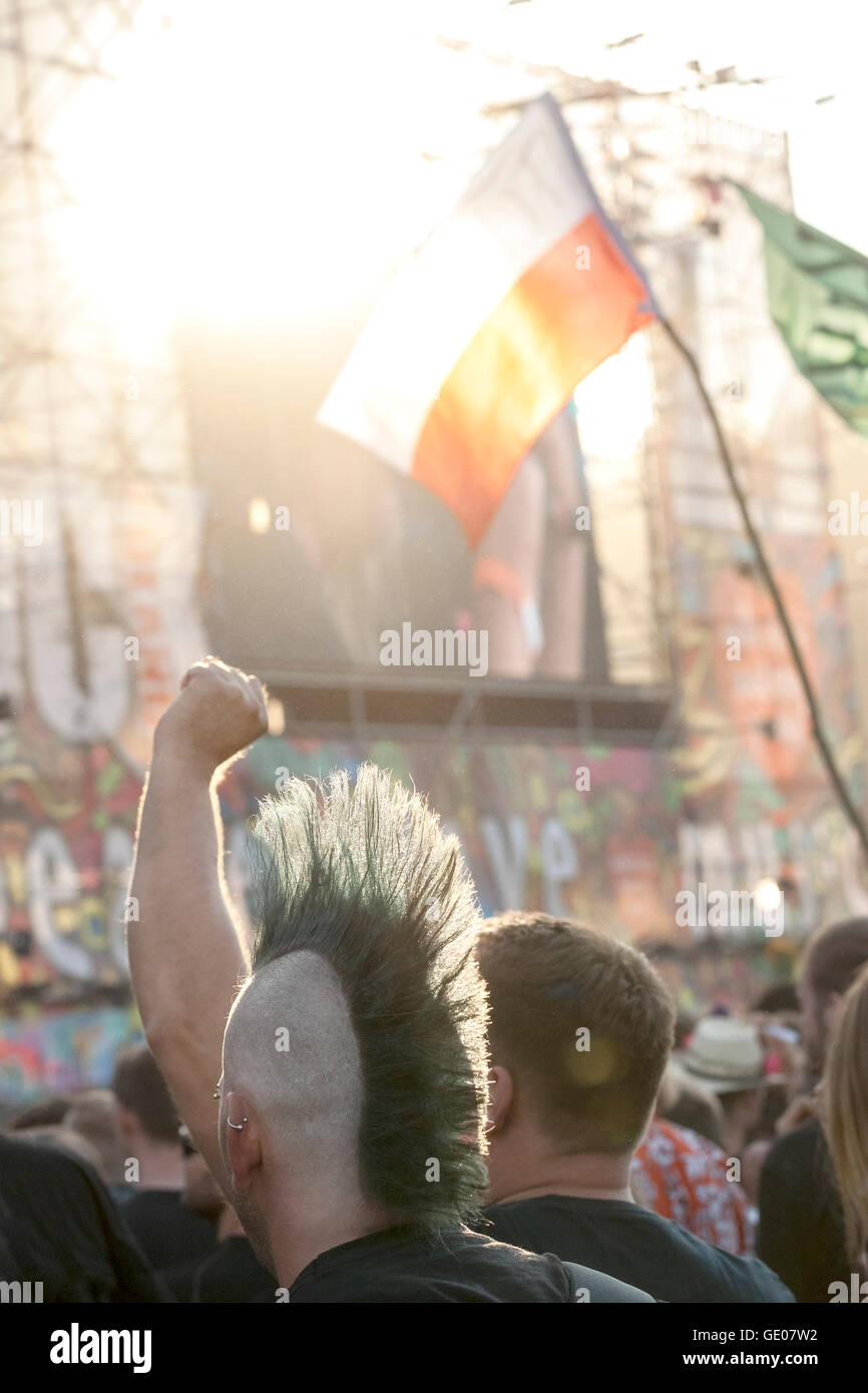 Mann mit Punk-Frisur und polnische Flagge beim Konzert am 21. Woodstock-Festival. Stockfoto