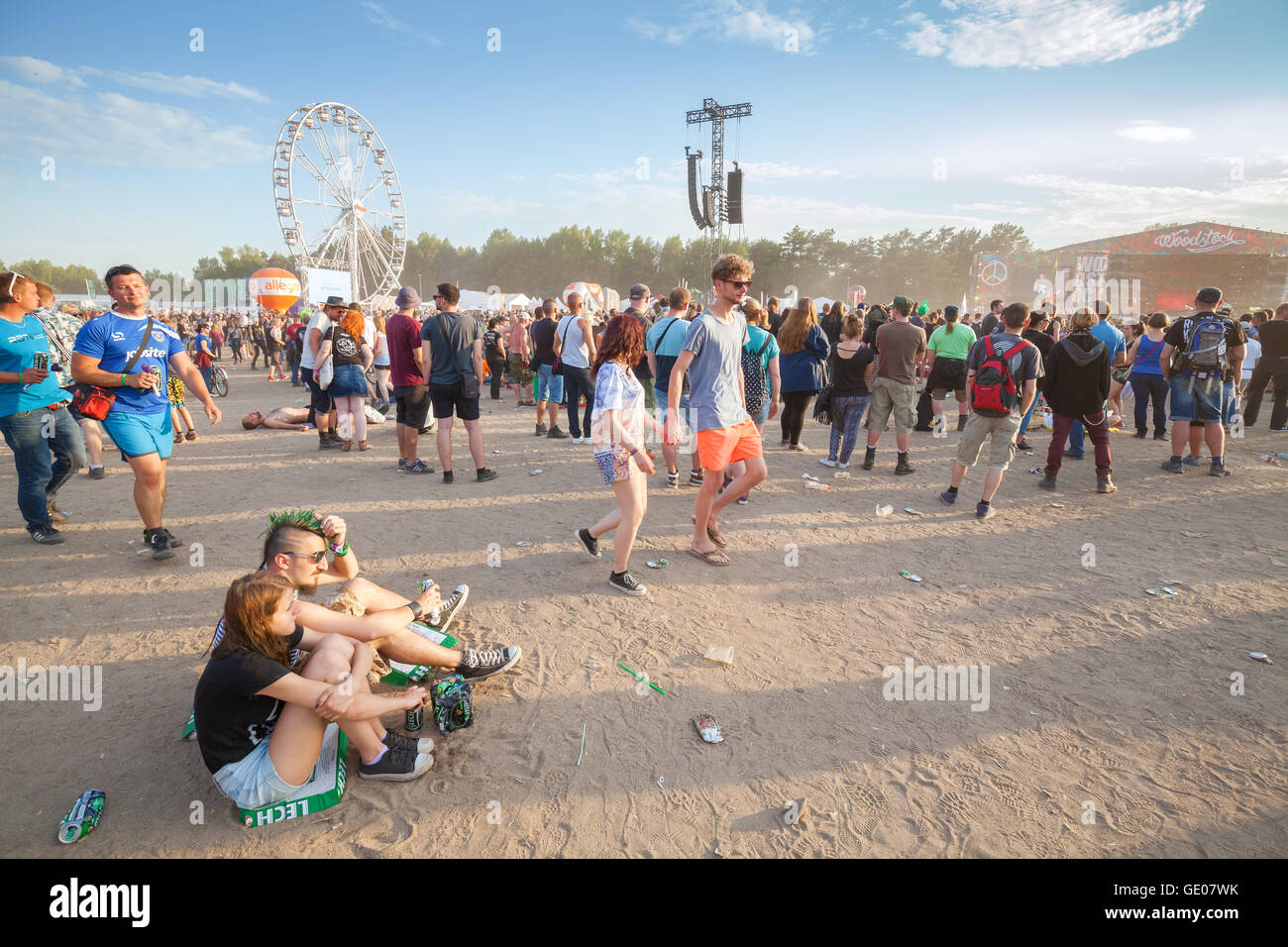 Menschen warten auf Konzerte auf dem 21. Woodstock Festival Polen (Przystanek Woodstock). Stockfoto