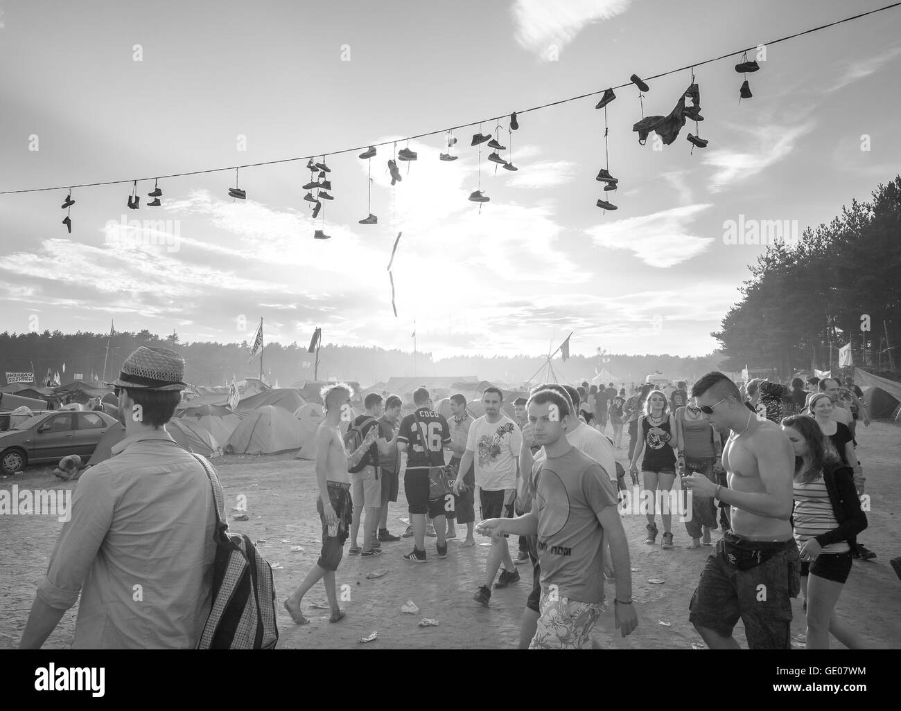 Menschen zu Fuß auf der Hauptbühne auf dem 21. Woodstock Festival Polen. Stockfoto