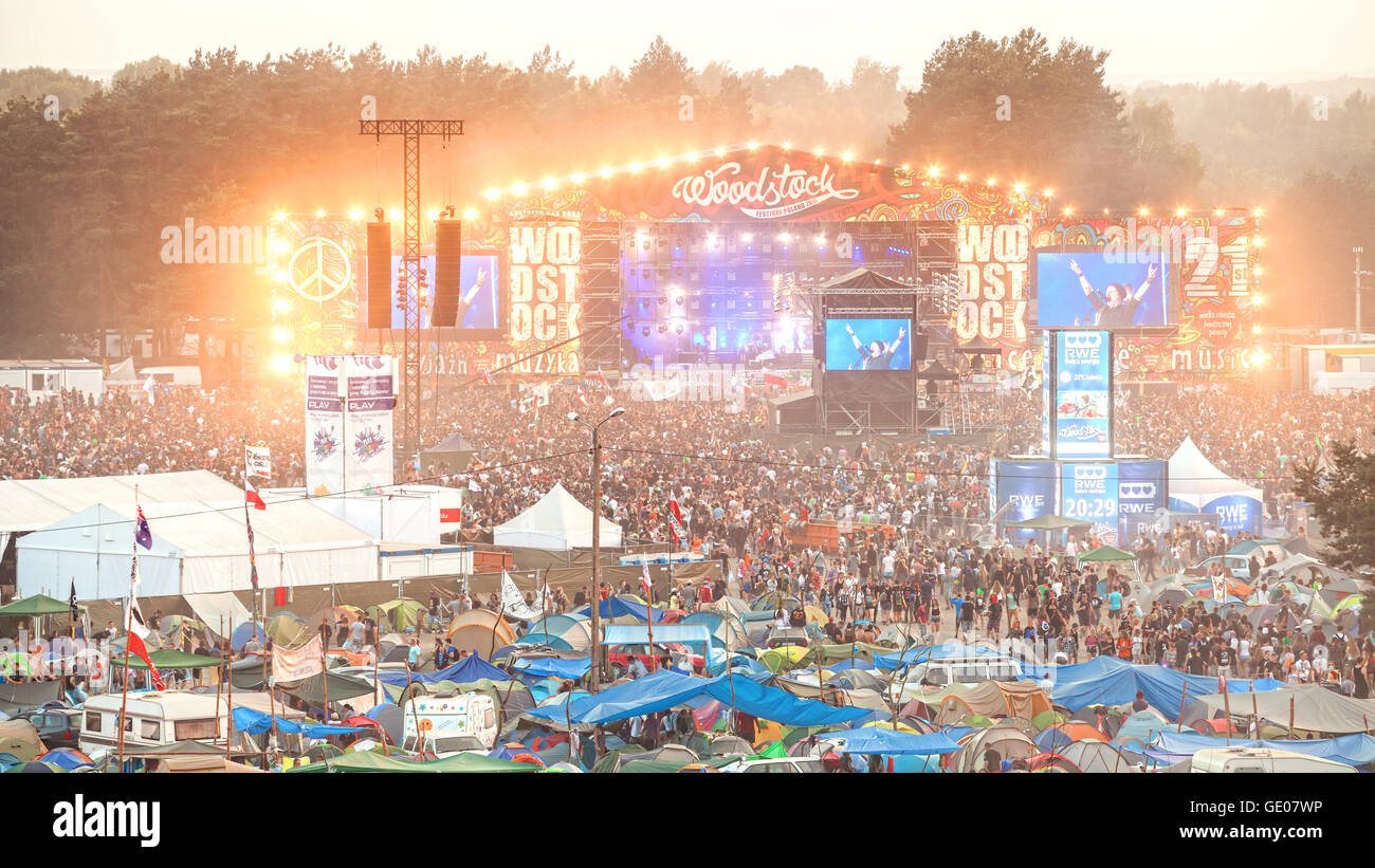 Abendkonzert am Hauptbühne und Zelte in der 21. Woodstock Festival Polen. Stockfoto