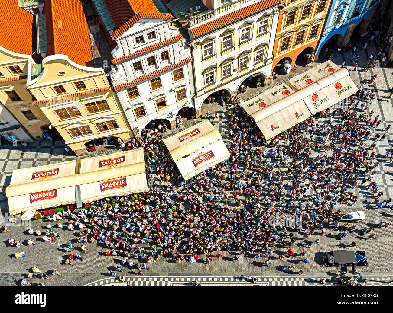 Prag, Tschechische Republik - 12. Juni 2014: Luftaufnahme von Touristen, die astronomische Uhr (Orloj) in der Altstadt von Prag zu beobachten. Stockfoto