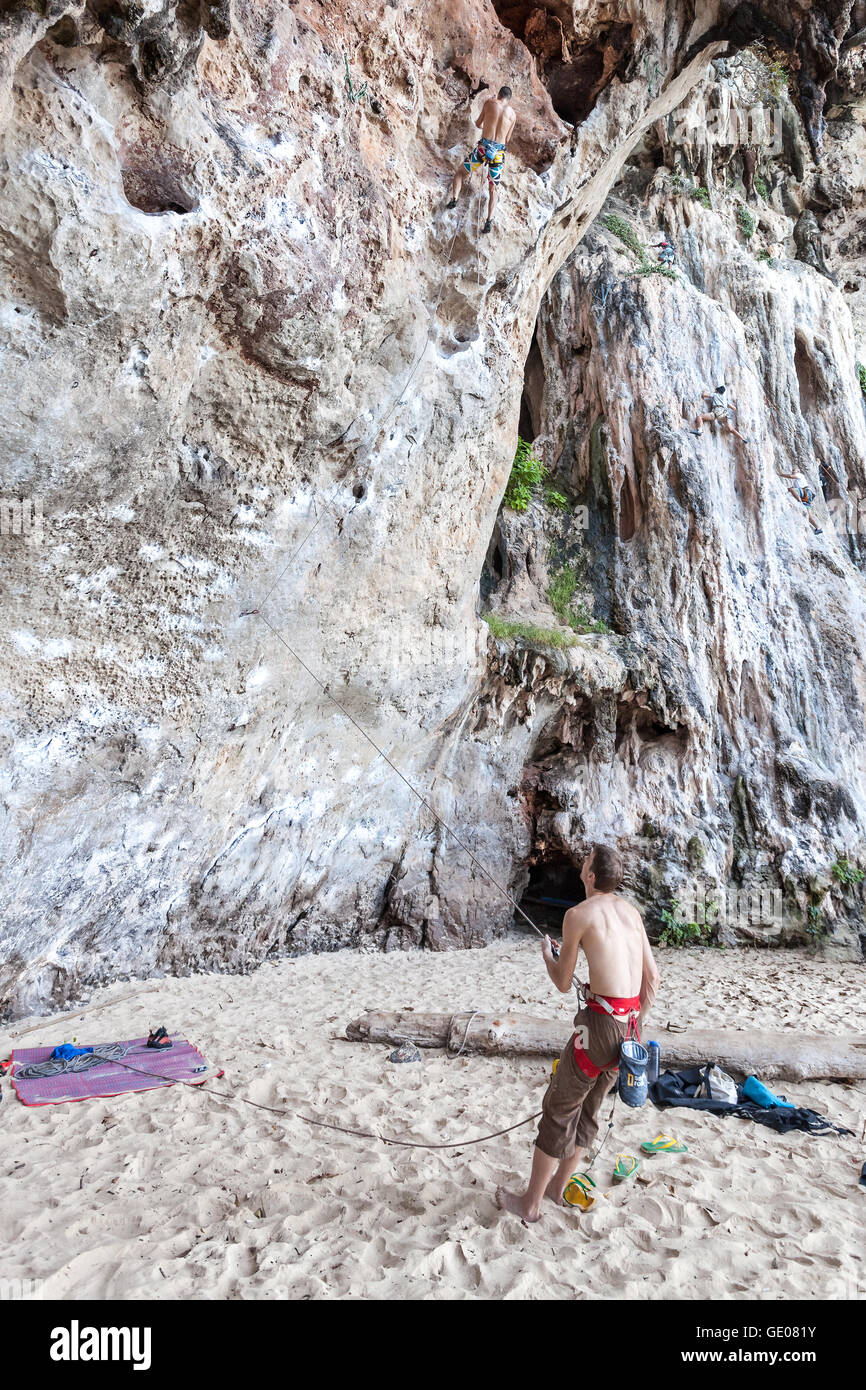 Kletterer am Railay Beach. Stockfoto