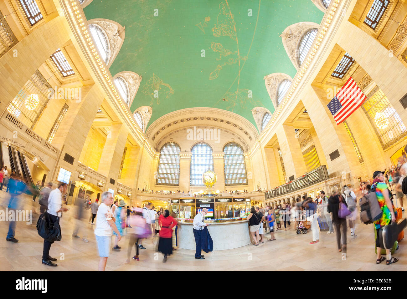 Fisheye-Objektiv Bild des Menschen und Pendler in Bewegung durch die berühmte Uhr im Grand Central Terminal. Stockfoto