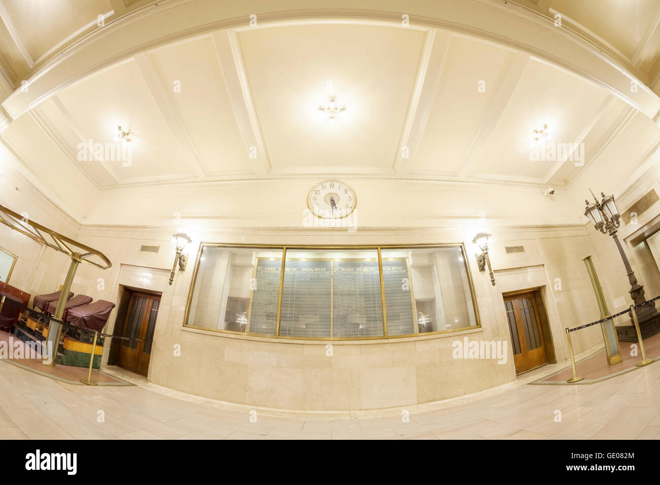 Fisheye-Objektiv Foto von Grand Central Terminal Interieur mit Zeitplan. Stockfoto