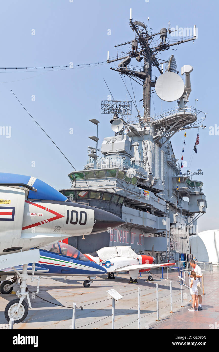 Besucher, die Intrepid Sea, Air and Space Museum in New York. Stockfoto