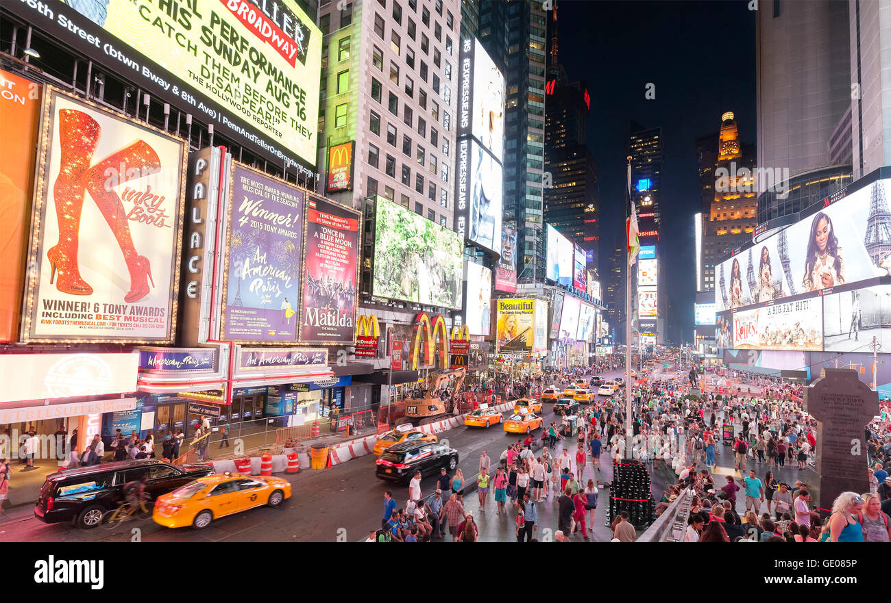 New York, USA – 18. August 2015: Mal Plätze überfüllt mit Touristen in der Nacht mit Broadway-Theatern und animierte LED-Schilder. Stockfoto