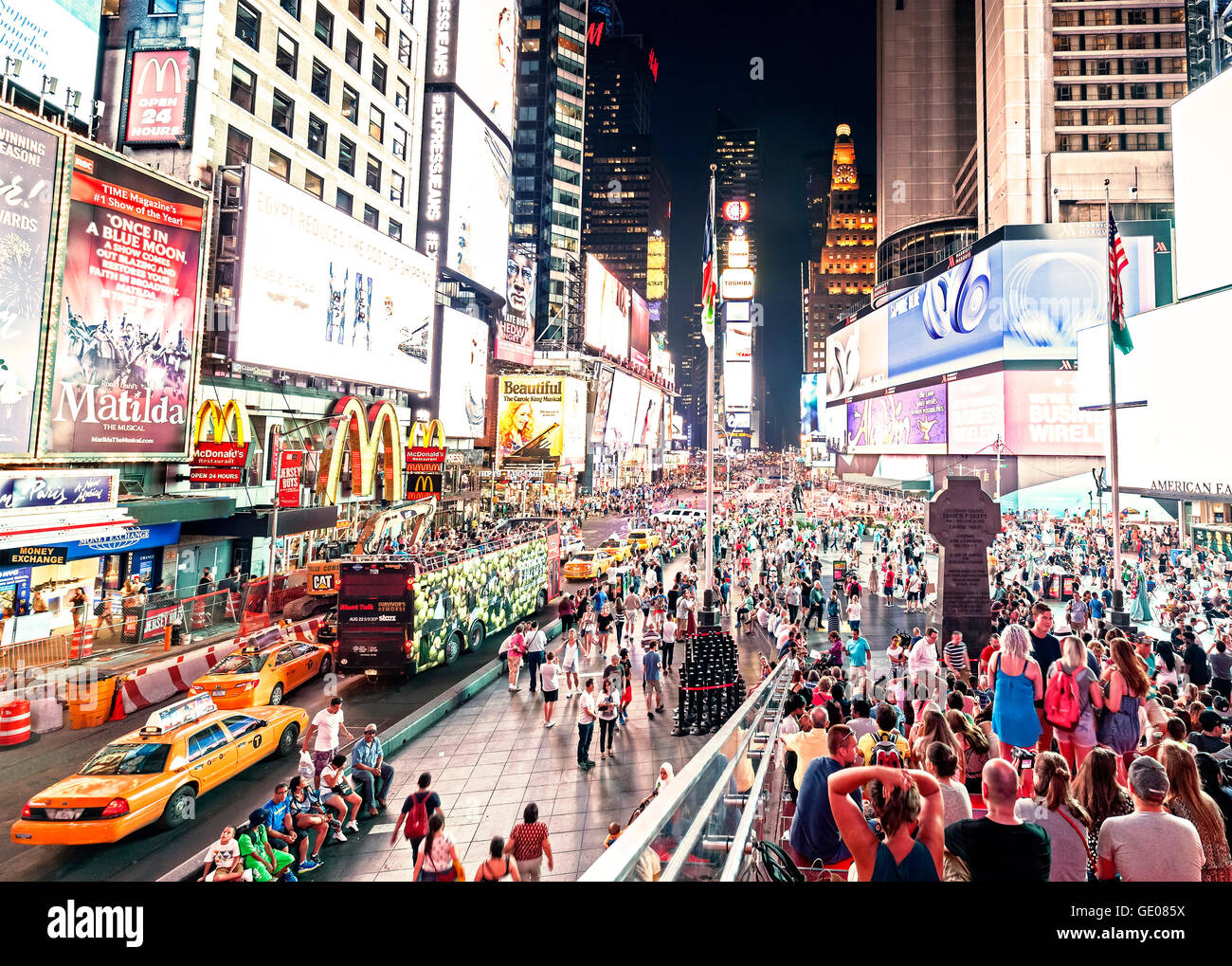 Times Square bei Nacht überfüllt mit Touristen, Broadway Theater, Geschäfte und Zeichen geführt. Stockfoto