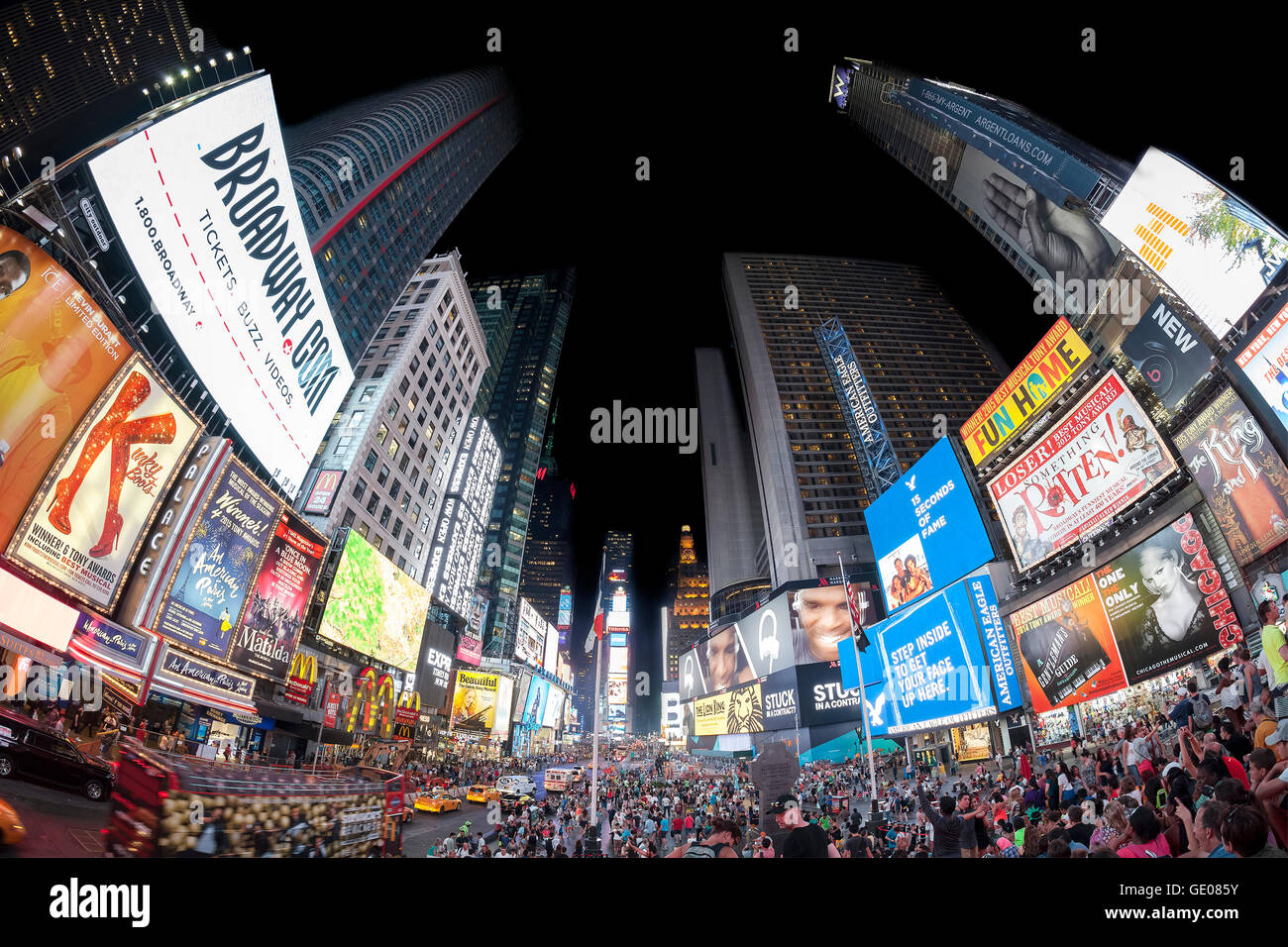 Fisheye-Objektiv Foto des Times Squares überfüllt mit Touristen in der Nacht. Stockfoto