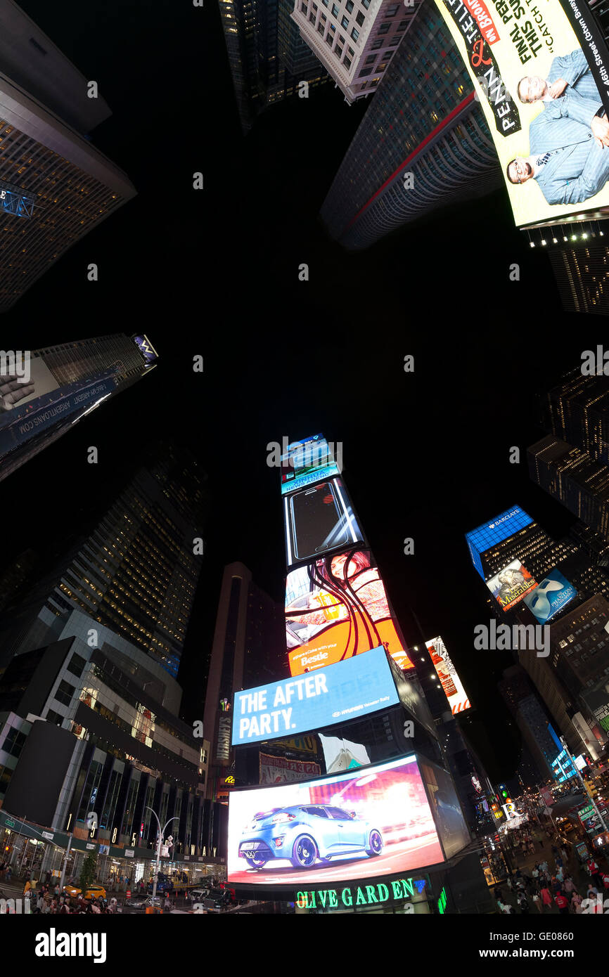 Fisheye-Objektiv Foto des Times Squares in der Nacht. Stockfoto
