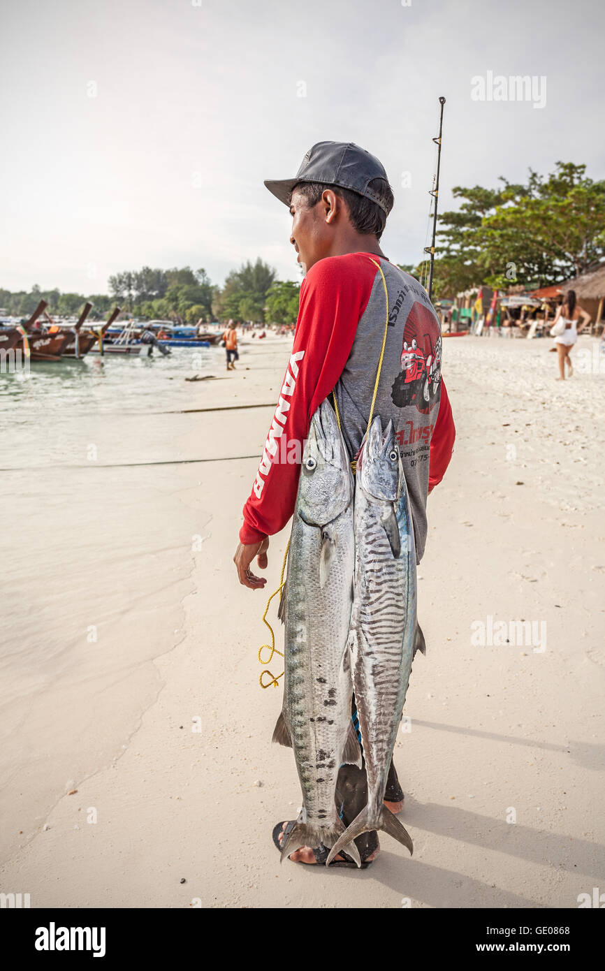 Koh Lipe, Thailand - 11. Januar 2015: Lokale Fischer mit zwei großen Fische am Strand. Stockfoto