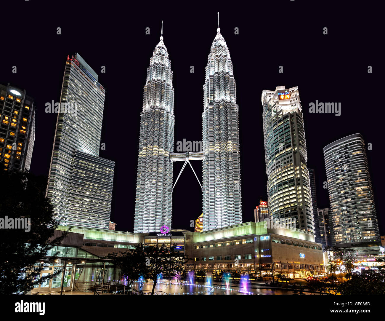 Die Petronas Twin Towers bei Nacht, erhebt sich die weltweit höchste Twin. Stockfoto