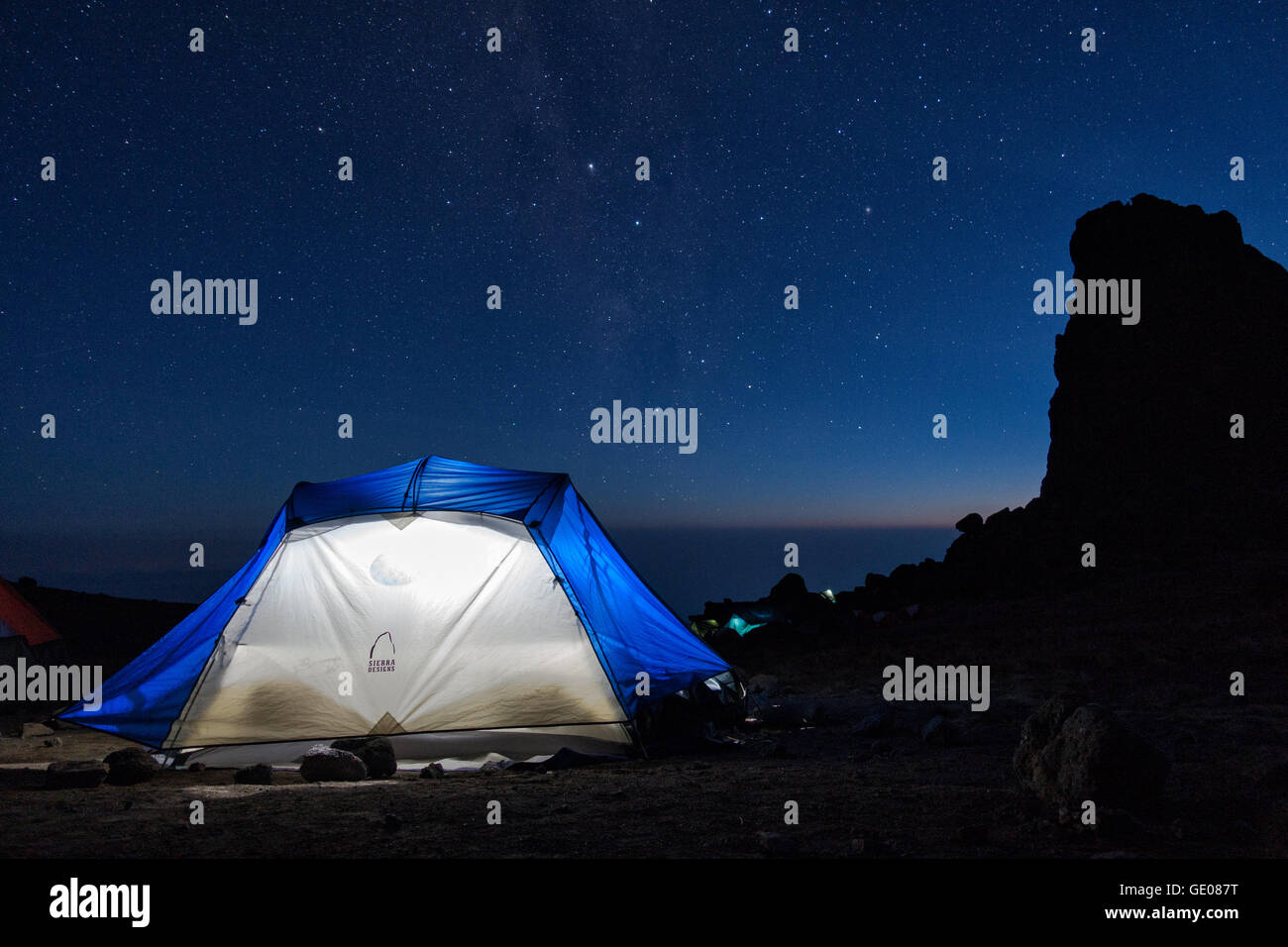 Ein Zelt am Lava Tower Camp in der Nacht, Mount Kilimanjaro National Park, Tansania Stockfoto