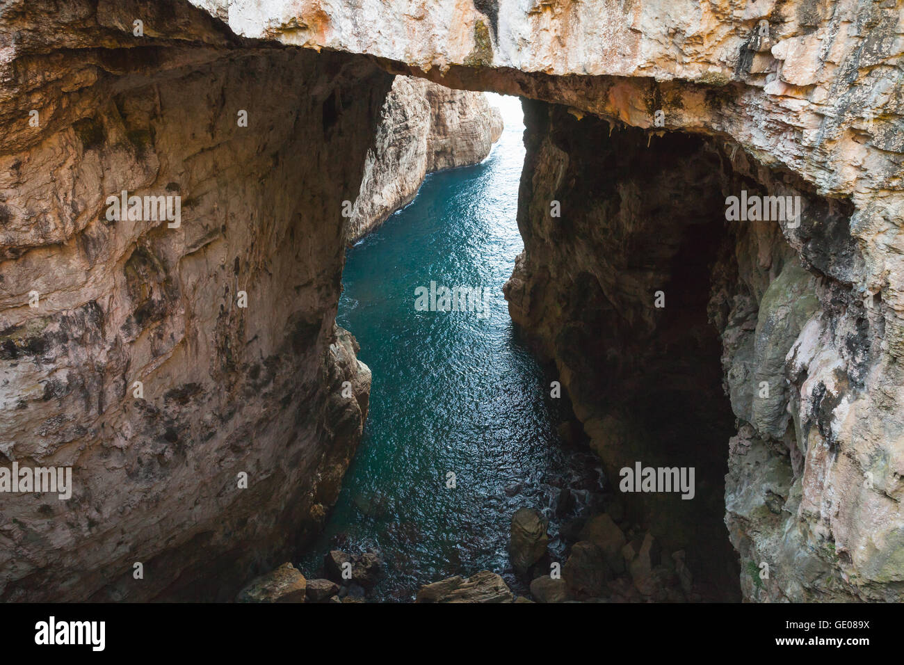 Grotta del Turco. Es ist eine Grotte, die direkt in das Meer mündet. Gaeta, Italien Stockfoto