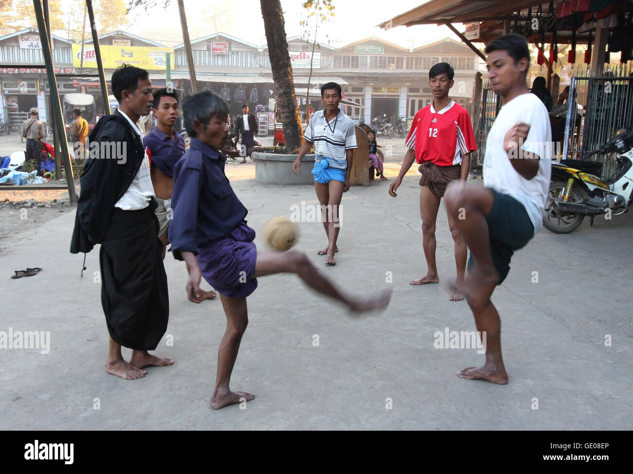 Männer spielen Ball auf der Straße von Myitkyina. In Birma 36 Prozent der Bevölkerung leben unterhalb der Armutsgrenze. Stockfoto
