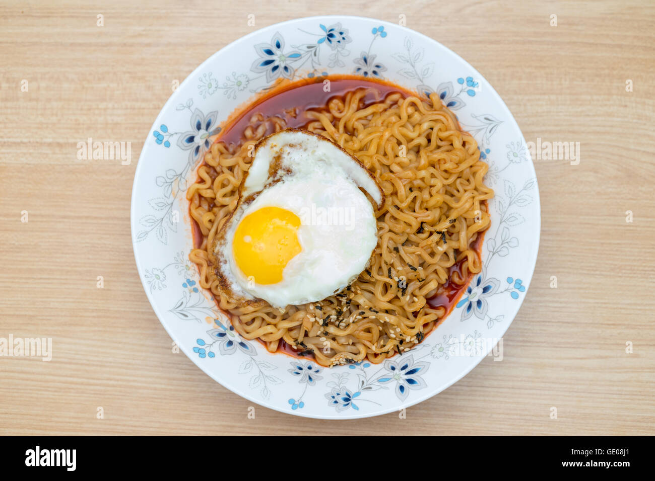 Koreanische noodles(Ramen) in Blume Schüssel auf Holztisch. Stockfoto