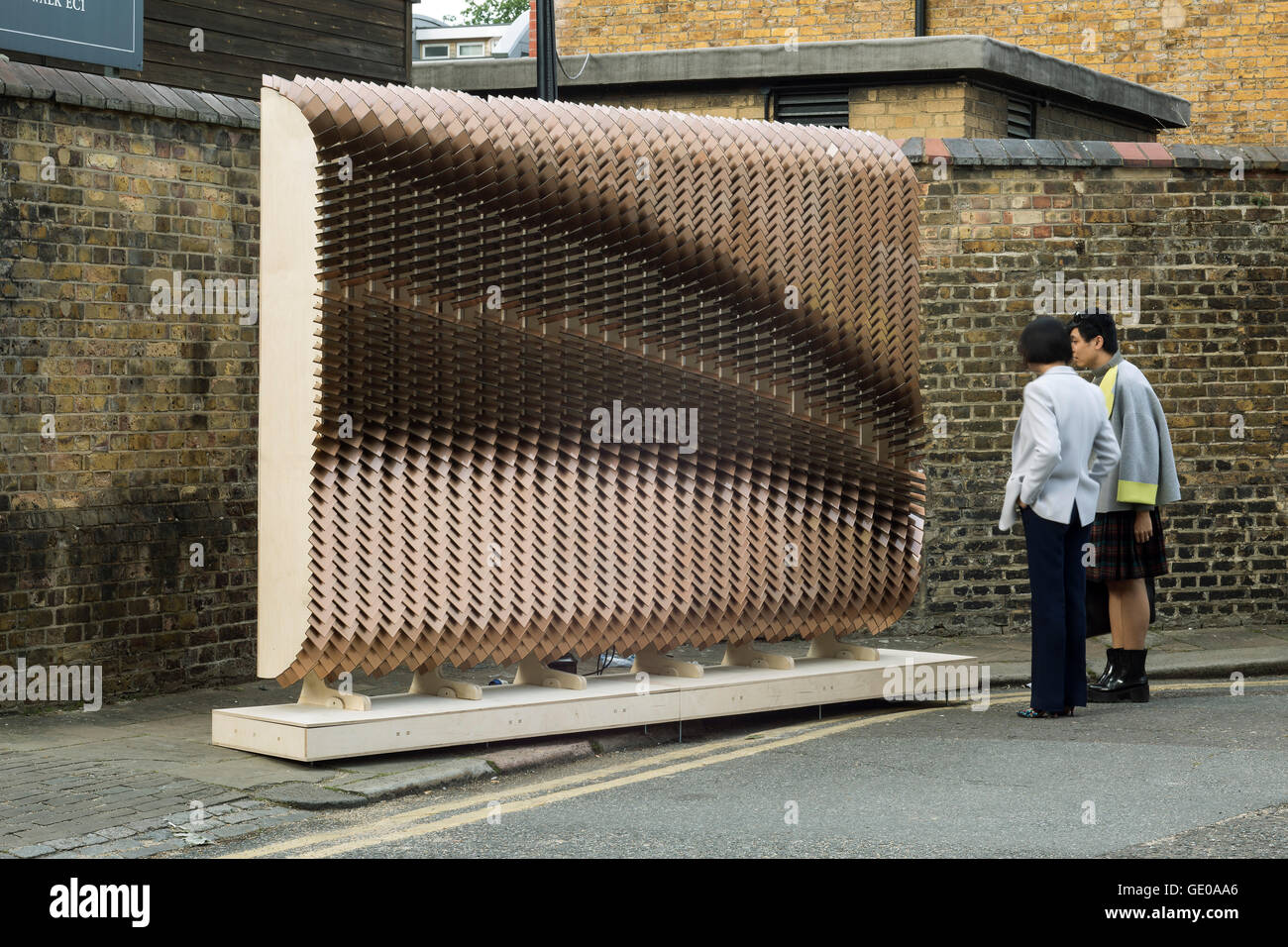 Weiten Blick über Braun Plakatwand. Wayfinding Skulpturen Clerkenwell Design Week 2016, London, Vereinigtes Königreich. Architekt: Giles Miller Studio, 2016. Stockfoto