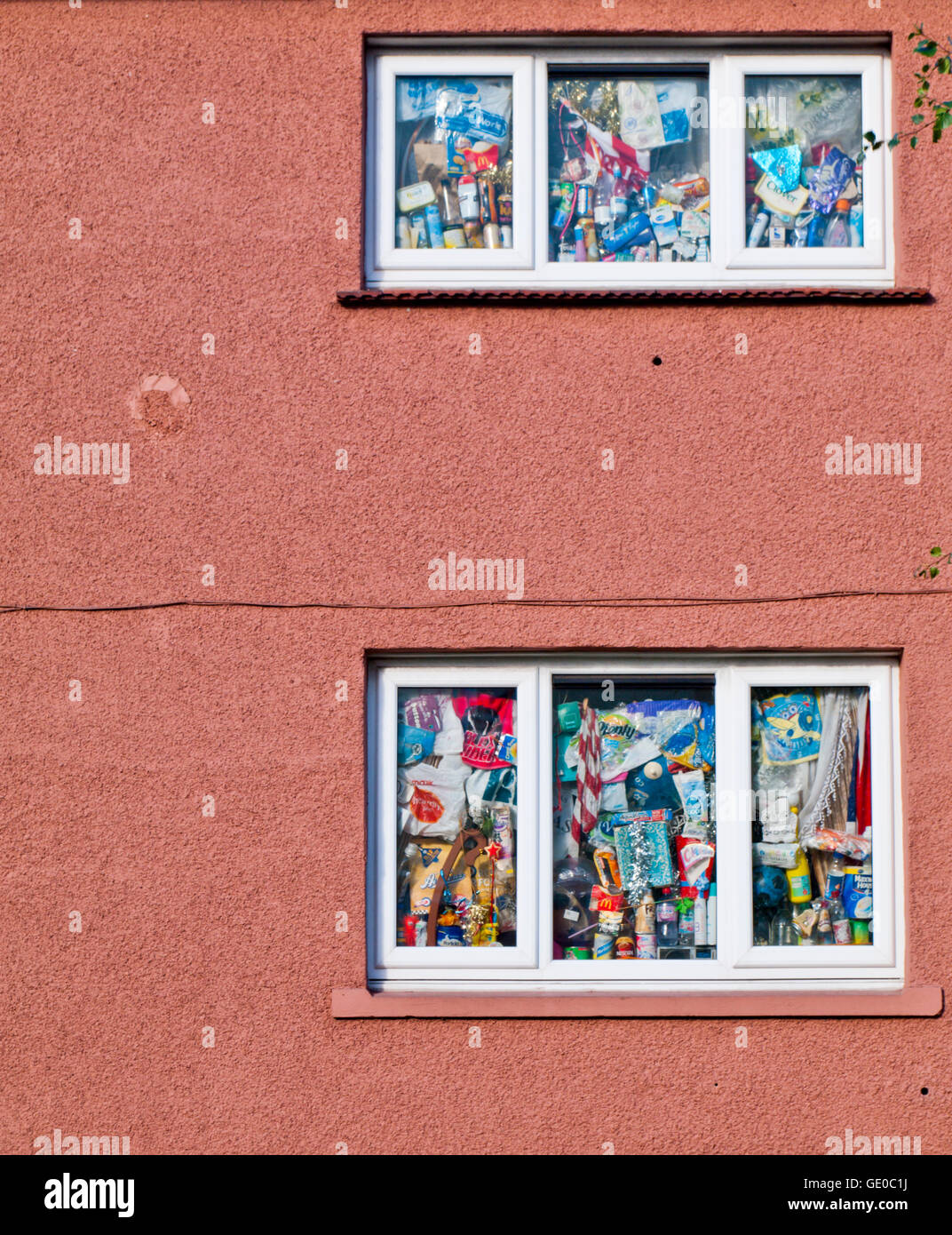 Ein Haus in Huddersfield mit Windows blockiert durch einen Berg von Müll! Stockfoto
