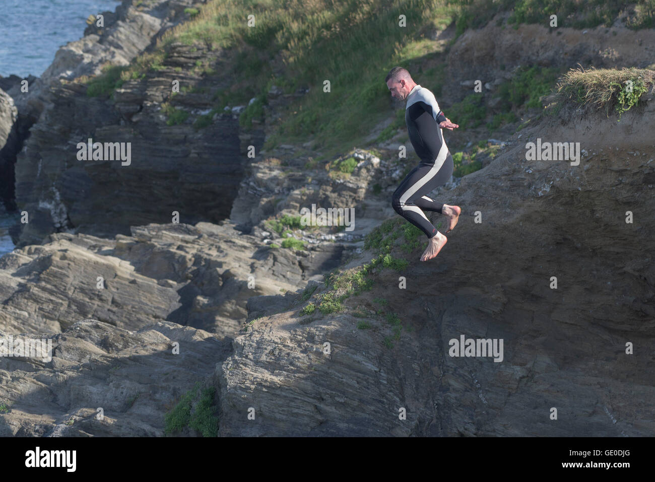 Ein Mann dieser Art der Kennzeichnung von den Klippen auf der Landzunge in Newquay, Cornwall. Stockfoto