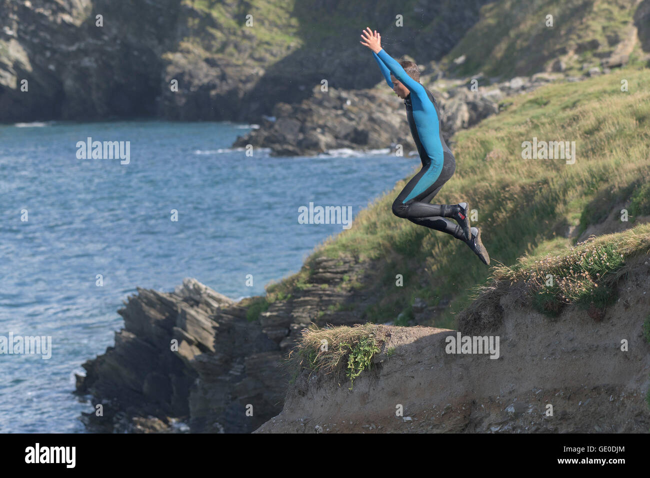 Ein Jugendlicher dieser Art der Kennzeichnung von den Klippen auf der Landzunge in Newquay, Cornwall. Stockfoto