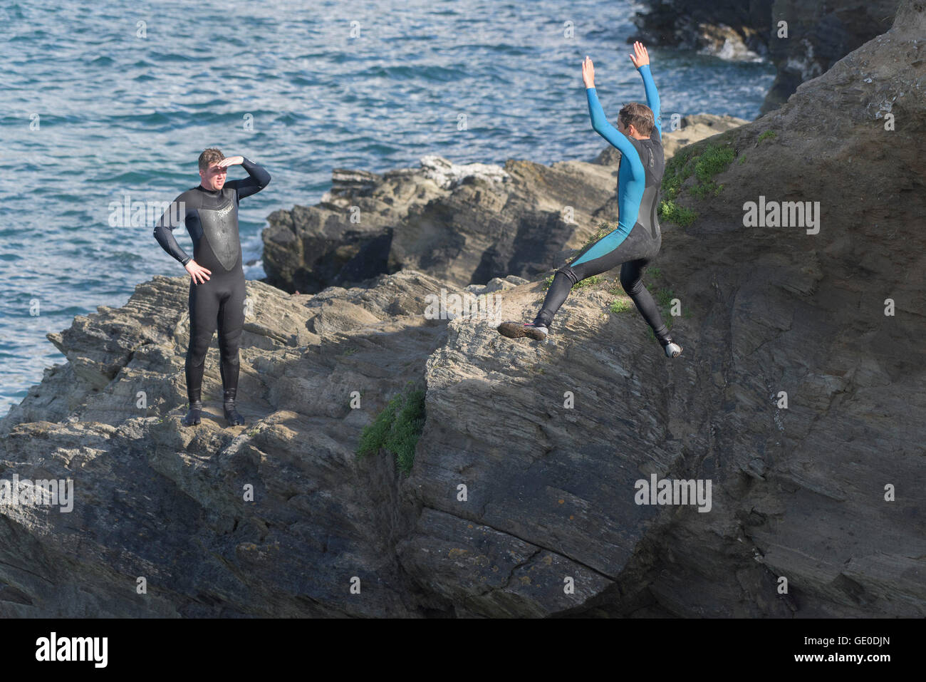 Ein Jugendlicher dieser Art der Kennzeichnung von den Klippen auf der Landzunge in Newquay, Cornwall. Stockfoto