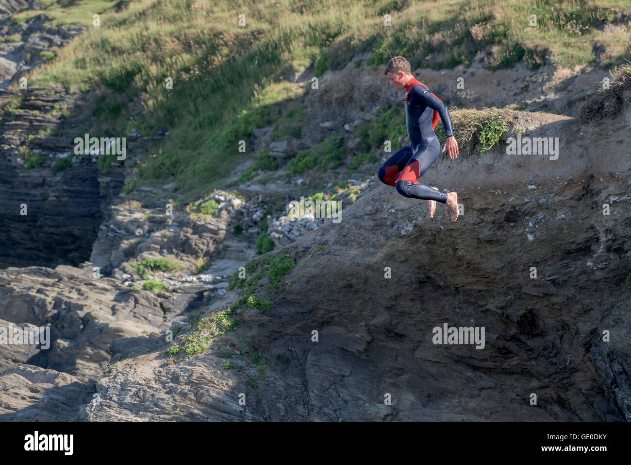 Ein Jugendlicher dieser Art der Kennzeichnung von den Klippen auf der Landzunge in Newquay, Cornwall. Stockfoto