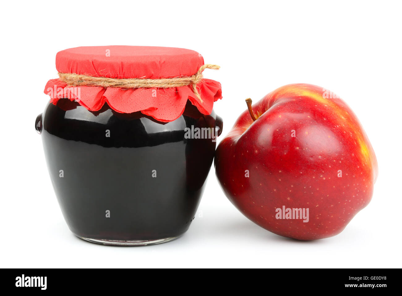 Roter Apfel und Topf Marmelade isoliert auf weißem Hintergrund. Stockfoto