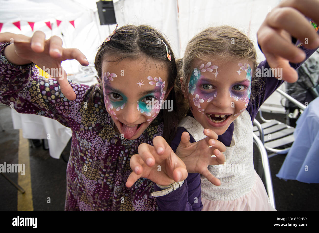 Zwei Mädchen mit Gesichtern bemalt drohenden unheimlich Zombie-ähnliche Kamera Stockfoto