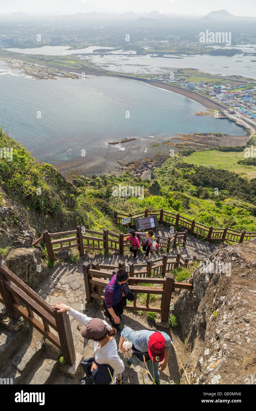 Blick auf Menschen, die Treppen von oben auf dem Gipfel Seongsan Ilchulbong auf der Insel Jeju in Südkorea. Stockfoto