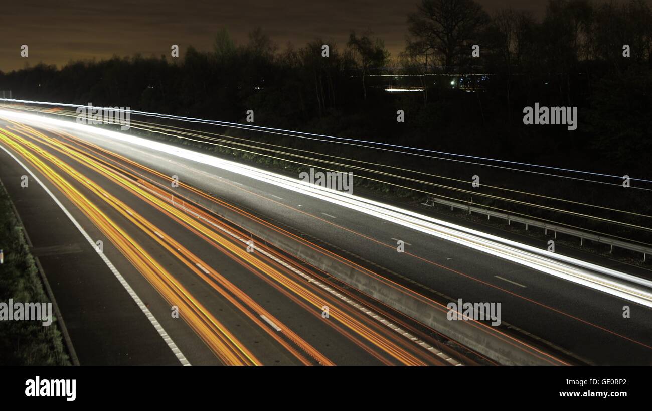 Langzeitbelichtung der Autos auf der Autobahn/Autobahn mit Lichtspuren Stockfoto