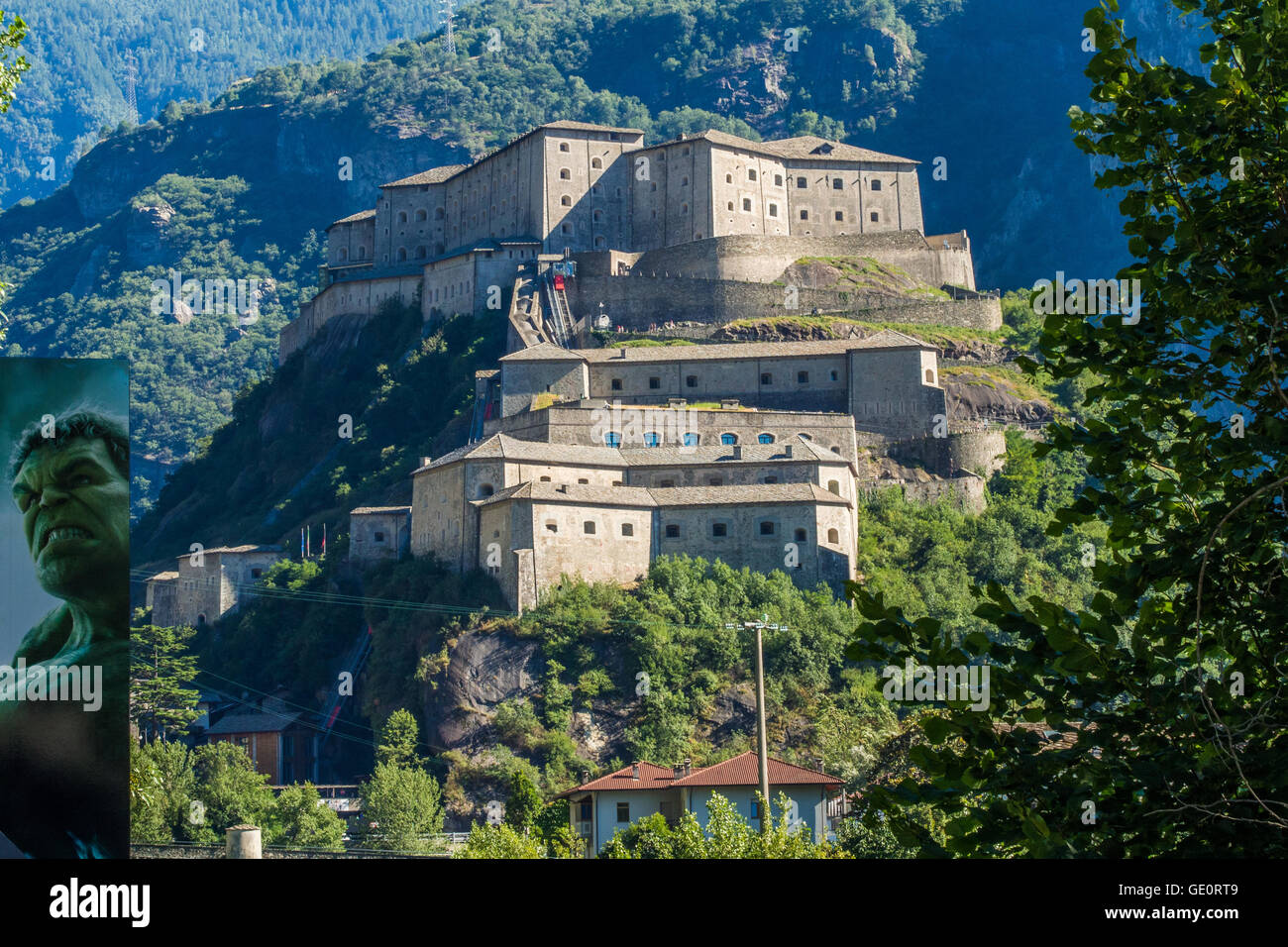 Forte di Bard (Bard Fort), aus dem 19. Jahrhundert befestigte Anlage durch das Haus von Savoyen, Region Aostatal, Nord-West-Italien gebaut. Stockfoto