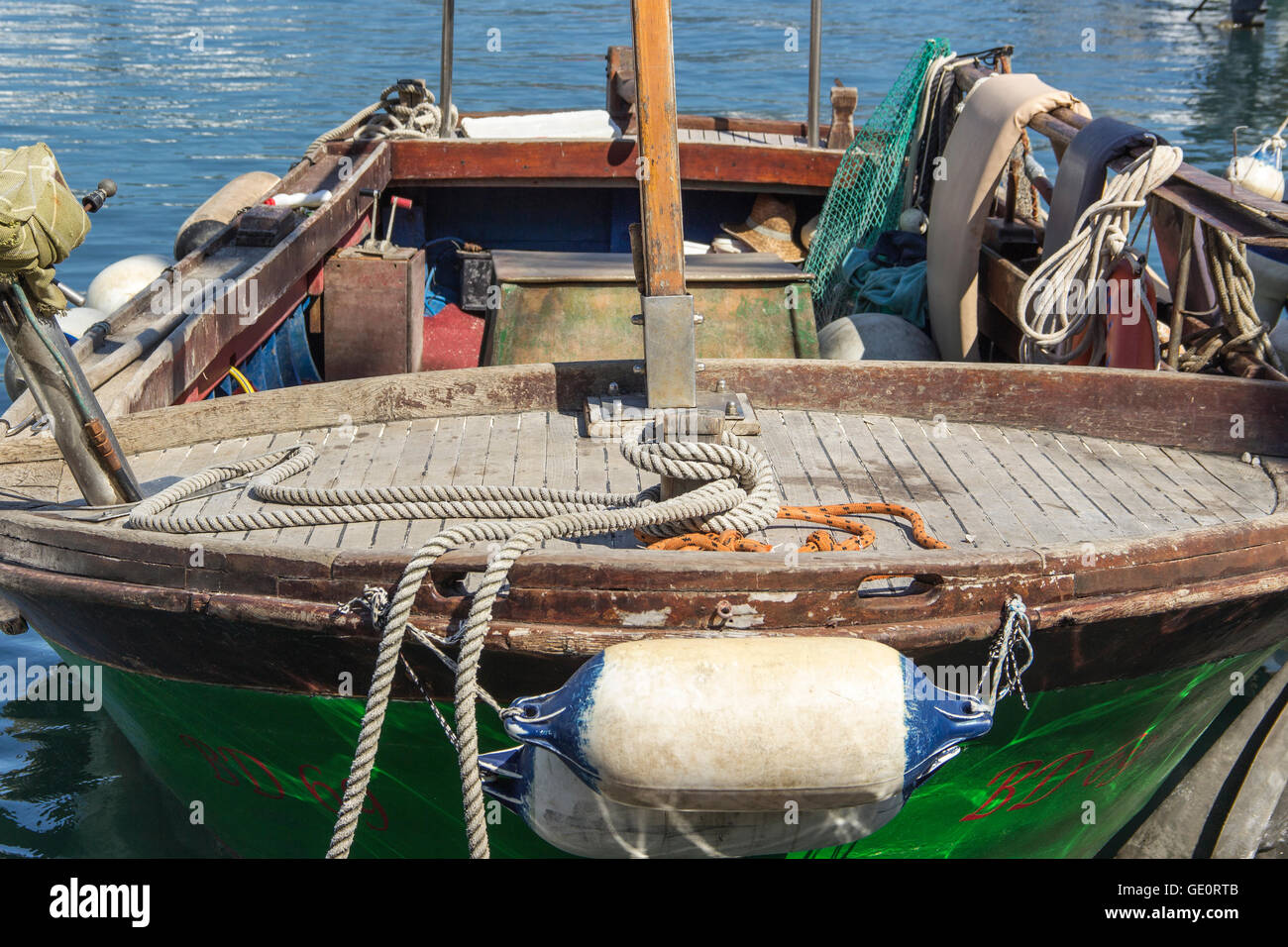 Hafen von Budva, Montenegro - traditionellen hölzernen Fischerboot des Adriatischen Meeres Stockfoto