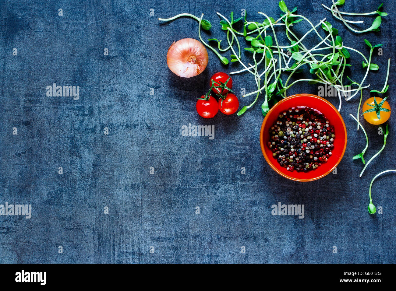 Leckeres Gemüse mit frischen Zutaten zum kochen gesund auf Vintage-Hintergrund, Draufsicht, Banner. Vegan oder Diät essen Konzeptionierung Stockfoto