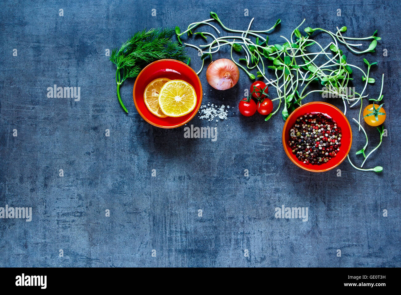 Bio-Gemüse mit frischen Zutaten zum kochen gesund auf Vintage-Hintergrund, Draufsicht, Banner. Vegan oder Diät essen Konz Stockfoto