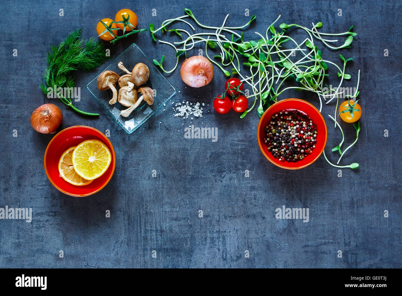 Kochen mit Bio-Gemüse und frischen Zutaten für das Essen gesund auf Vintage Tisch, Draufsicht, Banner. Vegan Stockfoto