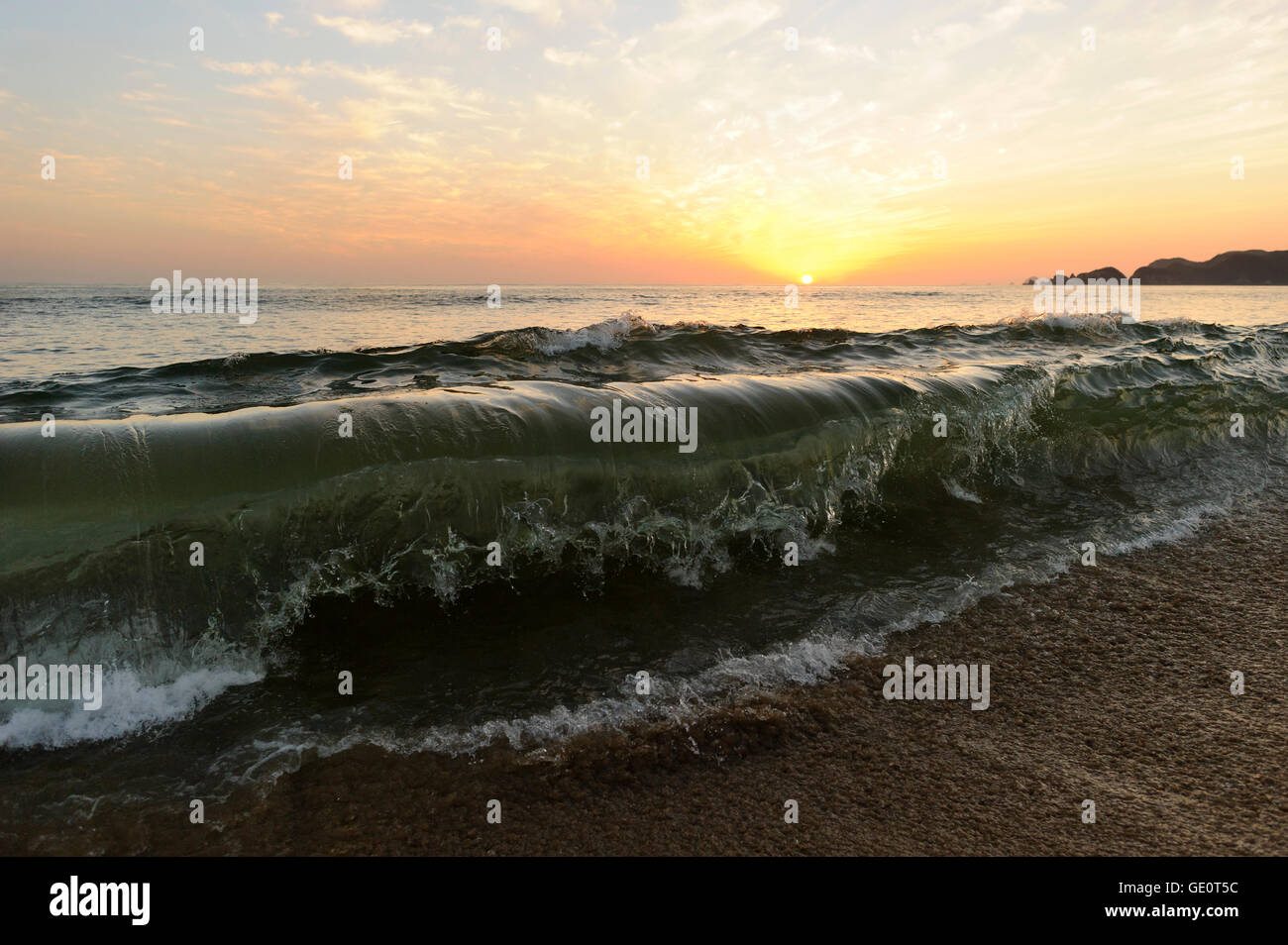 Brechende Welle ist eine große Ozeanwelle in Mitte Pause gefangen genommen, da es am Ufer abstürzen kann. Stockfoto