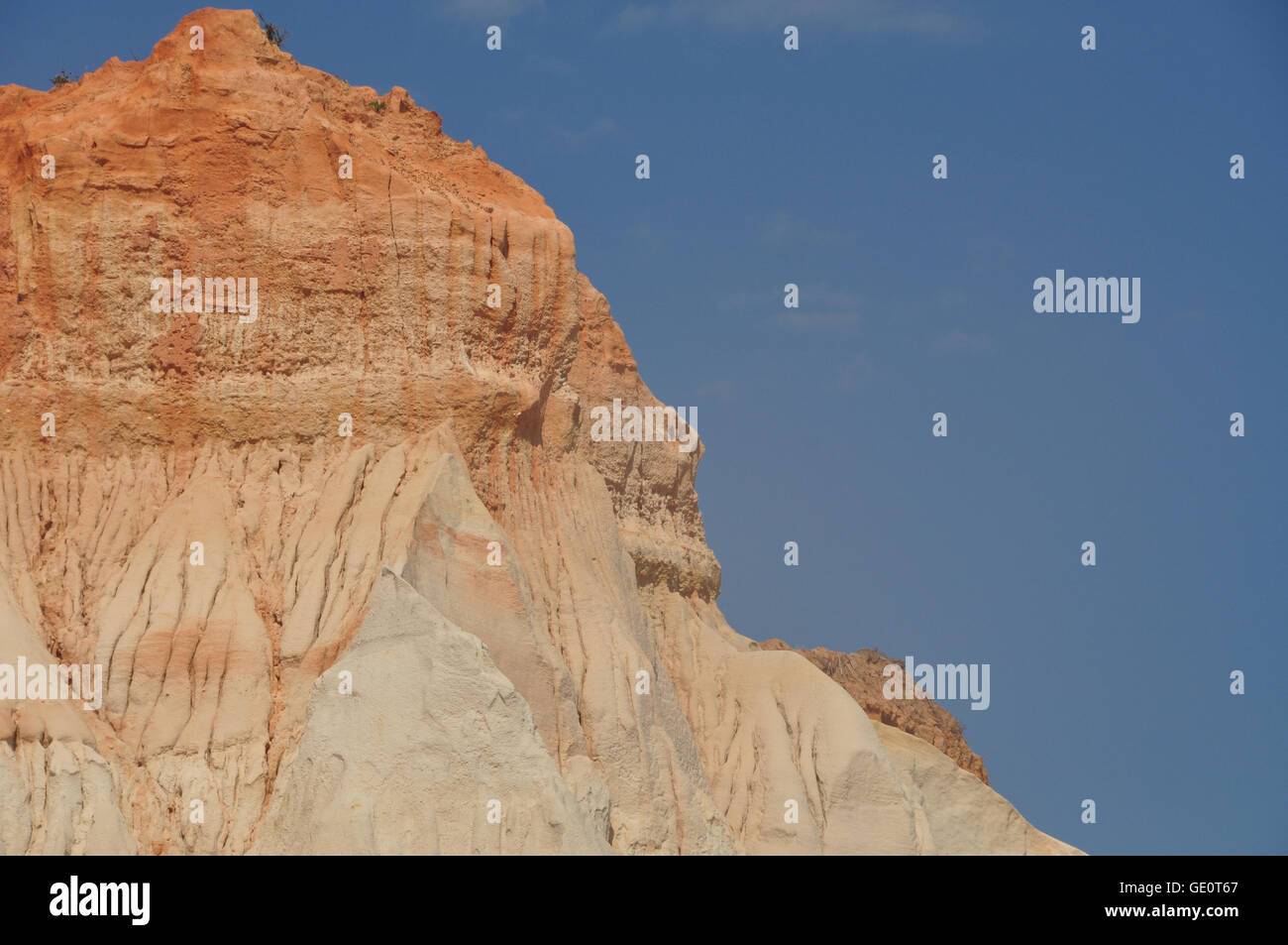 Ein schlafendes Gesicht (oder Schädel) geformt Klippe am Strand Falesia in Algarve Region von Portugal an einem sonnigen Tag mit blauem Himmel. Stockfoto